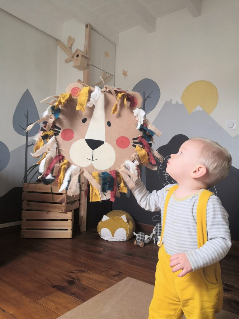 DIY décoration murale chambre bébé en carton et tissu tête de lion